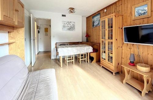 Le Corbier Apartamento | Studio cosy au pied des pistes avec balcon, proche remontées, piscine chauffée et commodités - FR-1-267-279