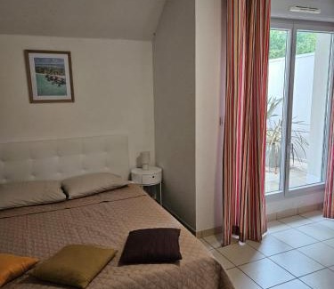 La Celle-sous-Gouzon Apartamento | Studio cosy avec terrasse dans résidence avec piscine, proche thermes et centre ville
