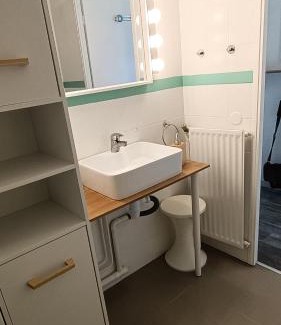 Balaruc-les-Bains Apartamento | Studio cosy pour curistes avec terrasse, vue sur piscine