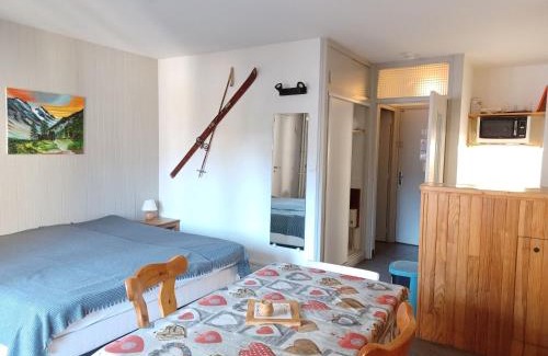 Brides-les-Bains Apartamento | Studio cosy pour 2 au centre de Brides-les-Bains, proche thermes et télécabine - FR-1-512-107