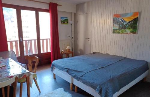 Brides-les-Bains Apartamento | Studio cosy pour 2 au centre de Brides-les-Bains, proche thermes et télécabine - FR-1-512-107