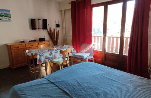 Brides-les-Bains Apartamento | Studio cosy pour 2 au centre de Brides-les-Bains, proche thermes et télécabine - FR-1-512-107