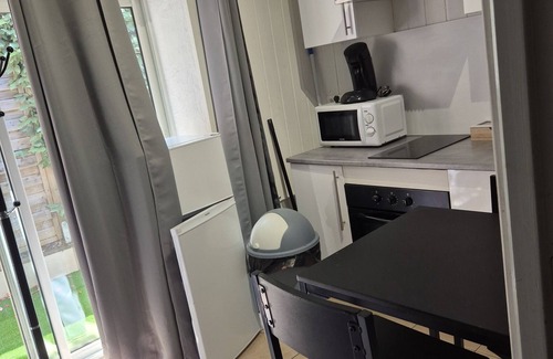 Crest Apartamento | Estudio-Rural-Baño con ducha-Vista al patio