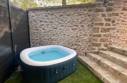 Bonnelles Apartamento | Studio Duplex Avec spa et Cour Privée
