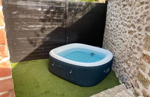Bonnelles Casa | Studio duplex avec spa et cour privée