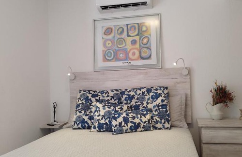 Juquehy Apartamento | Studio e Suite no Centro de Juquehy a 200mts da praia - Varanda e Serviço de Praia - E MAIS Ofurô - Cozinha e Estacionamento nas unidades "STUDIO"