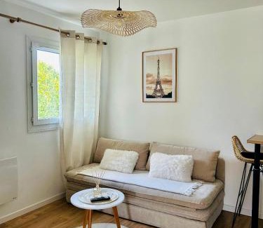 Bussy-Saint-Georges Apartamento | Studio EASY CHECK-IN 8 mins Disneyland 35 mins Paris FREE Starbucks coffee parking wifi