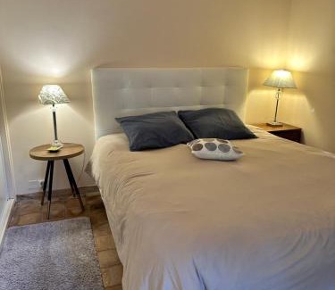 Les Hauts de Villeneuve Apartamento | Studio en rez-de-jardin arboré avec accès piscine et clim