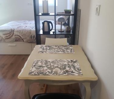 La Selle-en-Luitre Apartamento | studio entièrement équipé