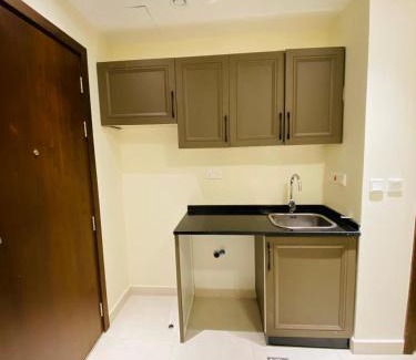 Madinat Zayed Apartamento | Studio Flat is available for rent