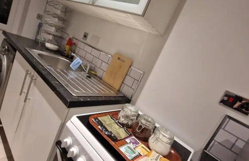 Luton Apartamento | Studio flat near luton airport. Contractors, families, friends welcome.