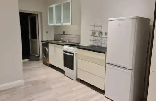 Luton Apartamento | Studio flat near luton airport. Contractors, families, friends welcome.