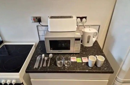 Luton Apartamento | Studio flat near luton airport. Contractors, families, friends welcome.