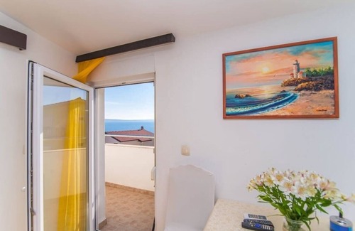 Dugi Rat Apartamento | Apartamento-estudio con balcón y vista al mar Mali Rat, Omis (AS-7482-b)