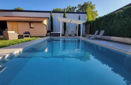 Jonage Apartamento | Studio in a house with swimming pool.