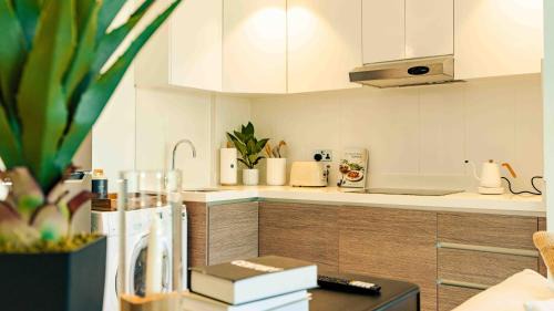 Al Raha Beach Apartamento | Studio In Al Hadeel Hosted By Voyage