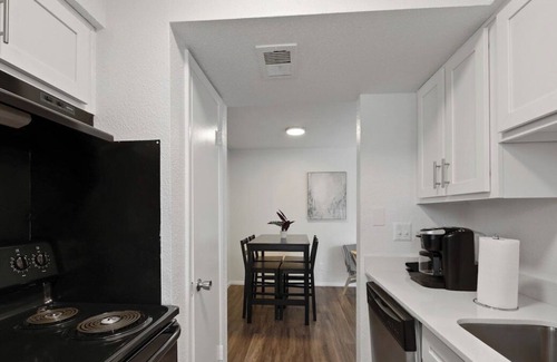 North Austin Civic Association Apartamento | Studio in Austin, TX: Gym, Pool, Near Attractions