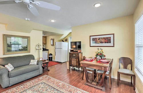 Oakwood Apartamento | Studio in College Station w/ Expansive Deck!