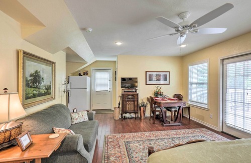 Oakwood Apartamento | Studio in College Station w/ Expansive Deck!