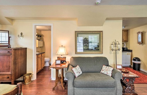 Oakwood Apartamento | Studio in College Station w/ Expansive Deck!