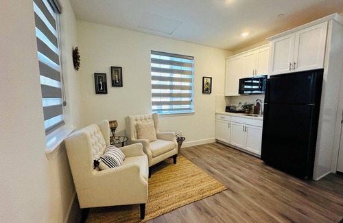 Folsom Apartamento | Studio in Folsom near Intel with breakfast and free parking.