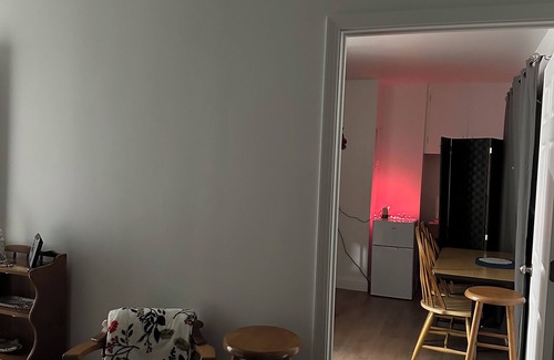 Lake Leelanau Apartamento | Studio in Lake Leelanau with outside entrance, king bed, & WiFi