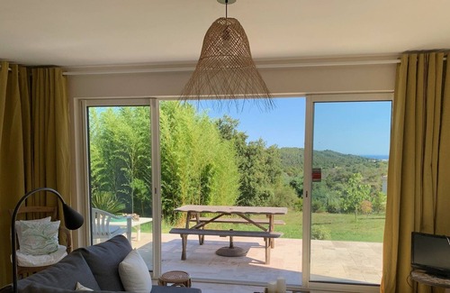 Auribeau-sur-Siagne Apartamento | Studio in villa, around Cannes, sea view terrace