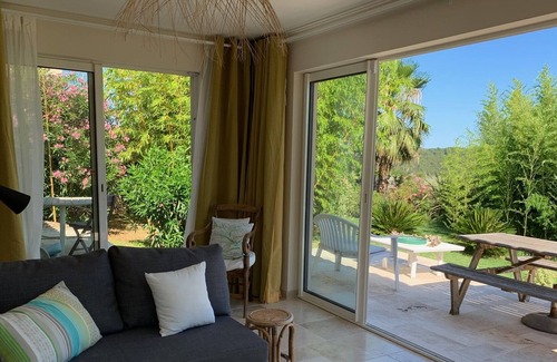 Auribeau-sur-Siagne Apartamento | Studio in villa, around Cannes, sea view terrace