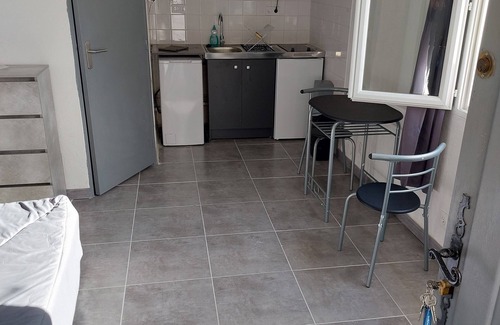 Vitrolles Apartamento | STUDIO IN VITROLLES 13 BDR near Marseille TGV airport and bus station