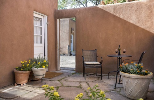 Downtown Santa Fe Apartamento | ¡Downtown Cottage Studio en una ubicación increíble con estacionamiento en el lugar!