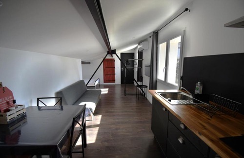Meze Apartamento | Studio industriel à 50 m de la plage et du port