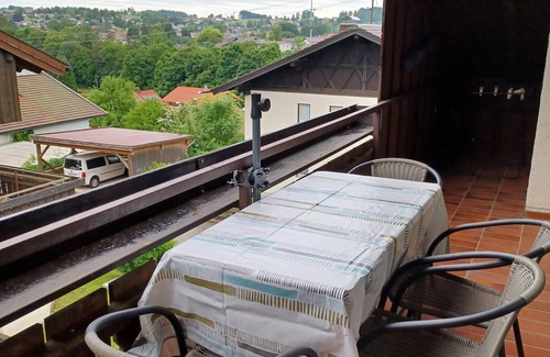 Bad Endorf Apartamento | Estudio 'Kampenwand' con vistas a la montaña, balcón y Wi-Fi