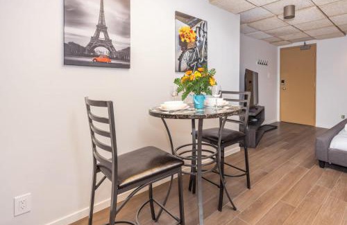 Centretown West Apartamento | Studio King Bed Apartment - Close to Chinatown