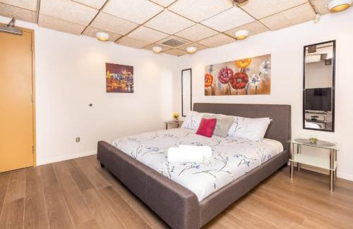 Centretown West Apartamento | Studio King Bed Apartment - Close to Chinatown