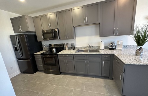 Madison Apartamento | Studio l Queen l New Build l Garage l Patio | W/D