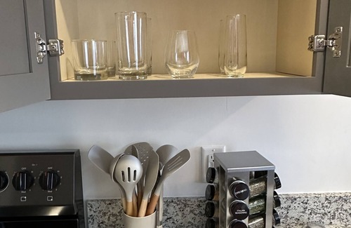 Madison Apartamento | Studio l Queen l New Build l Garage l Patio | W/D