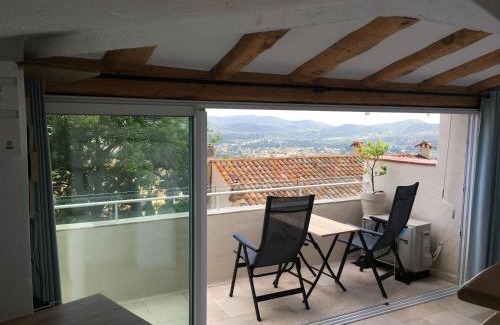 Bormes-Les-Mimosas Apartamento | Studio le Nid, vue mer, village et collines avec terrasse