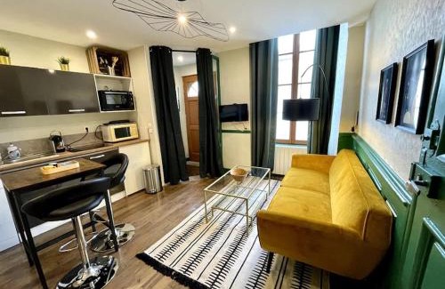 Verdun Apartamento | Studio " Les Coulisses" Verdun Centre - Parking Moto et Vélo - WIFI - Couchage 1 GRAND LIT - Géré par PrestaZen'Services