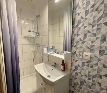 Verdun Apartamento | Studio " Les Coulisses" Verdun Centre - Parking Moto et Vélo - WIFI - Couchage 1 GRAND LIT - Géré par PrestaZen'Services