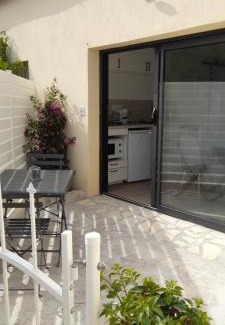 Puget-Ville Apartamento | Studio logement entier calme neuf climatisé avec extérieur