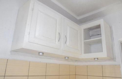 Douala Apartamento | Studio meublé à bas prix (salon, chambre, douche, cuisine)