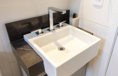 Bigorrilho Apartamento | Studio Moderno com sacada Ap 48 Soho Life
