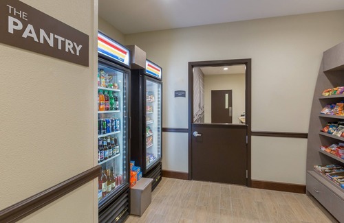 Fremont Apartamento | Estudio accesible para personas con movilidad reducida cerca del centro de la ciudad con traslado, desayuno y acceso a la piscina GRATIS.