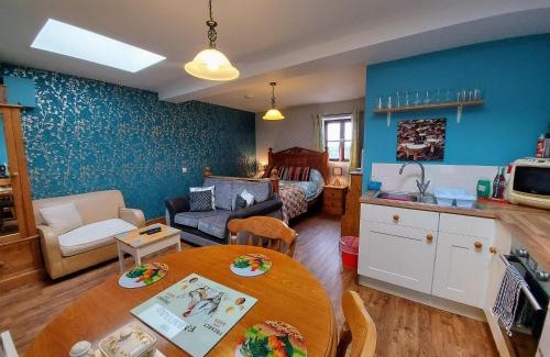 Raymonds Hill Apartamento | Studio Near Lyme Regis, Dog Friendly, Self Catering, Small Garden, Free Private Parking"