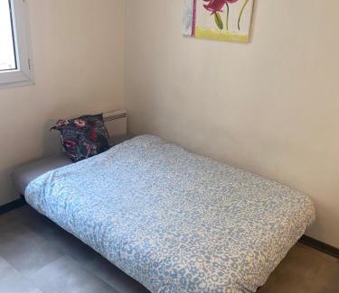Secteur 1 Apartamento | Studio near train station and downtown with free parking