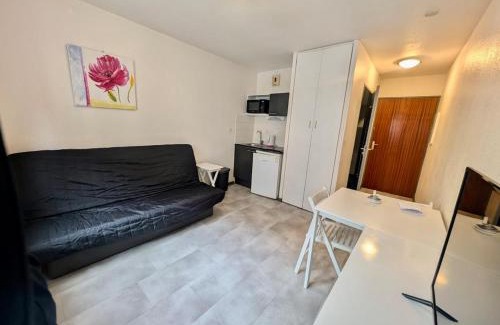Secteur 1 Apartamento | Studio near train station and downtown with free parking