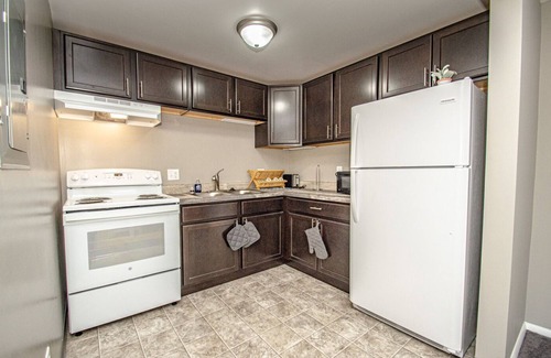 Kettering Apartamento | Studio Neutral Chic near Kettering Hospital & Shopping