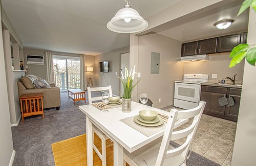 Kettering Apartamento | Studio Neutral Chic near Kettering Hospital & Shopping
