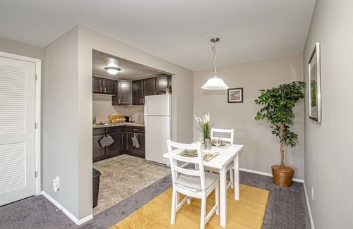 Kettering Apartamento | Studio Neutral Chic near Kettering Hospital & Shopping