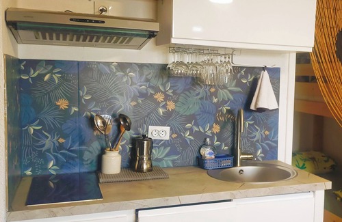 Marseille Apartamento | Studio on Frioul Island: at the foot of a beach and the Morgiret calanque.